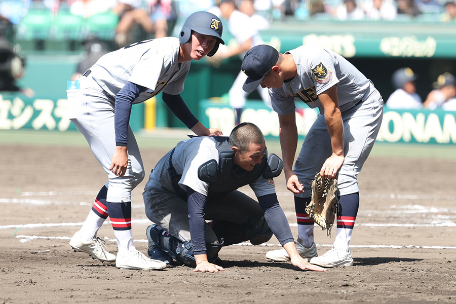 座り込む仙台育英・川尻結大【写真：加治屋友輝】