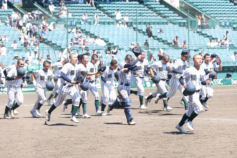 宮崎商に勝利した開星ナイン【写真：加治屋友輝】