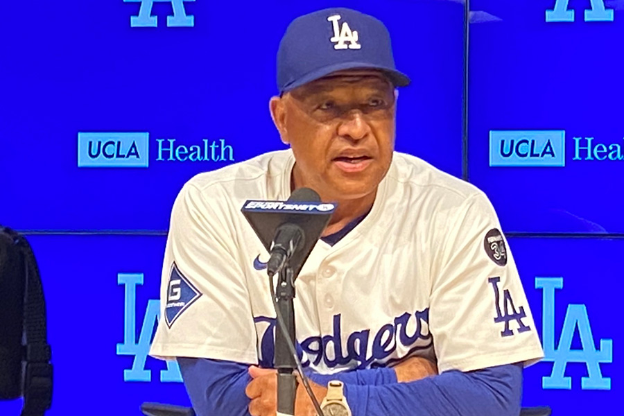 試合後、取材に対応したドジャースのデーブ・ロバーツ監督【写真：真柴健】