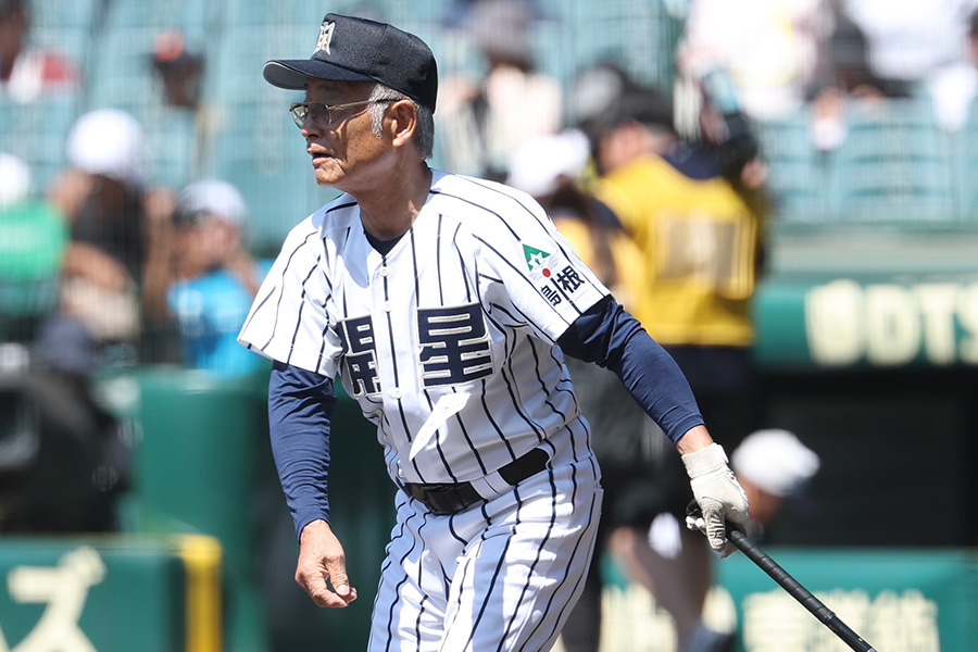 甲子園でノックを行う開星・野々村直通監督【写真:加治屋友輝】