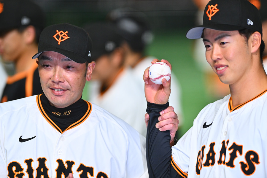 巨人・阿部慎之助監督（左）と初勝利を挙げた森田駿哉【写真：古川剛伊】