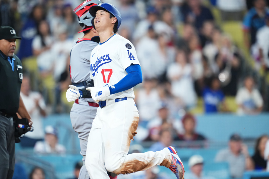 ズボンが破れてしまった大谷翔平【写真：イワモトアキト】