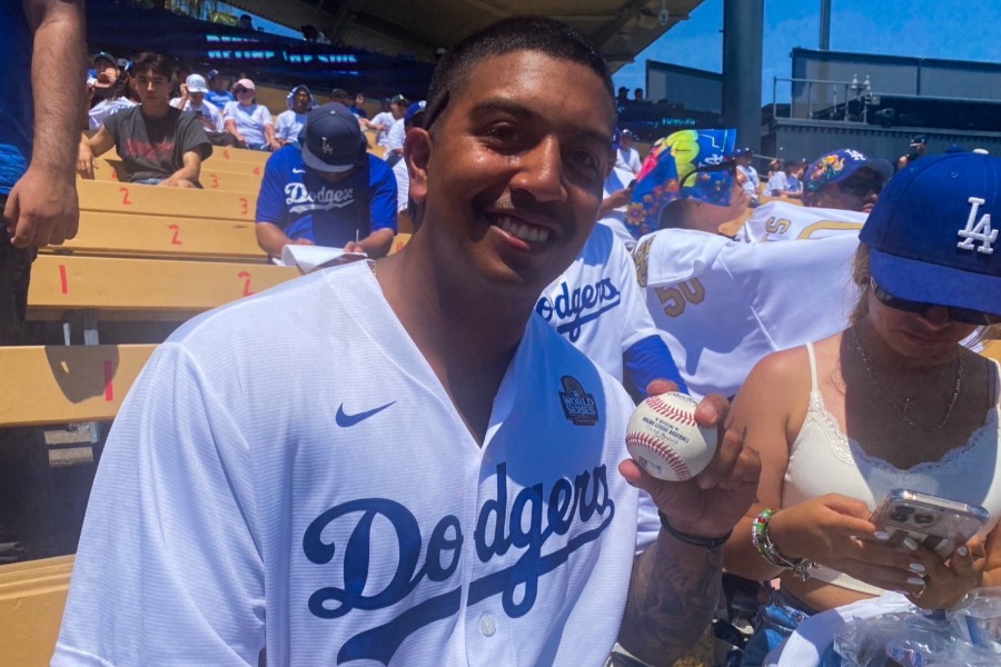 HRボールをキャッチしたダニー・Aさん【写真：真柴健】