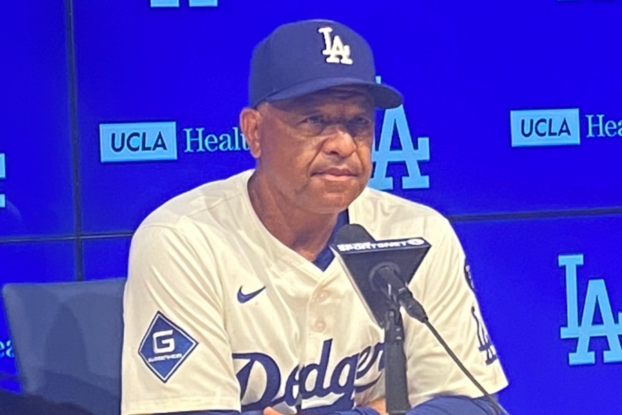 試合後取材に応じたデーブ・ロバーツ監督【写真：真柴健】