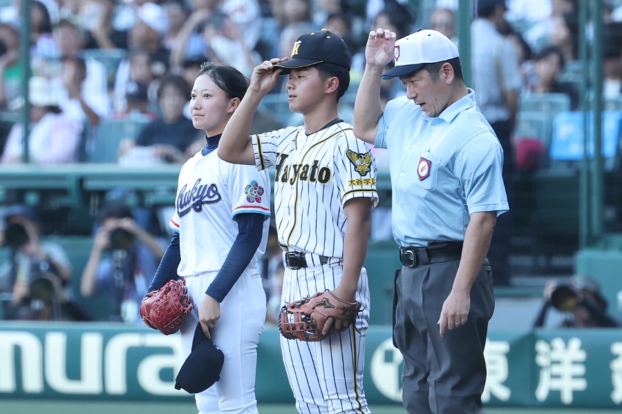 始球式に登場した横浜隼人の平野将梧さん（中央）【写真：加治屋友輝】
