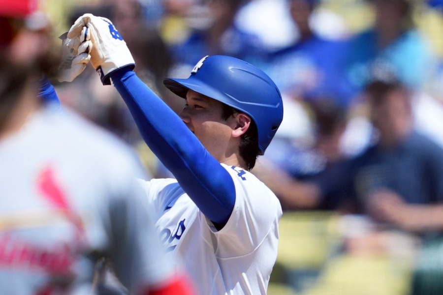 ヌートバーへガッツポーズを見せるドジャース・大谷翔平【写真:イワモトアキト】