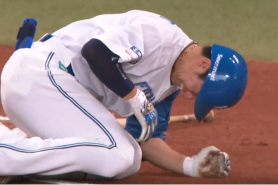 死球を受けてうずくまる日本ハム・松本剛【画像：パーソル パ・リーグTV】