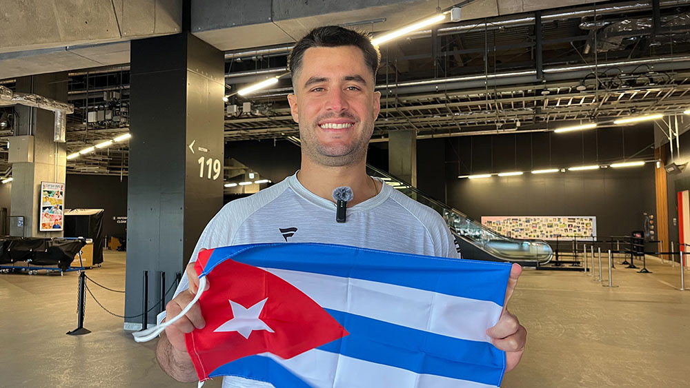 キューバの国旗を持って笑顔を見せるマルティネス【写真：PLM】