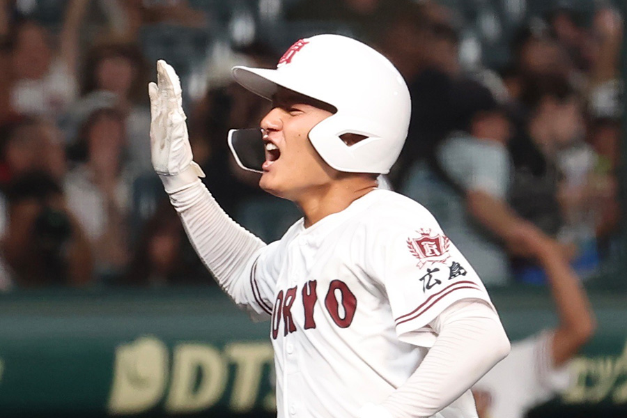 三塁打を放った広陵・高橋海翔【写真：加治屋友輝】