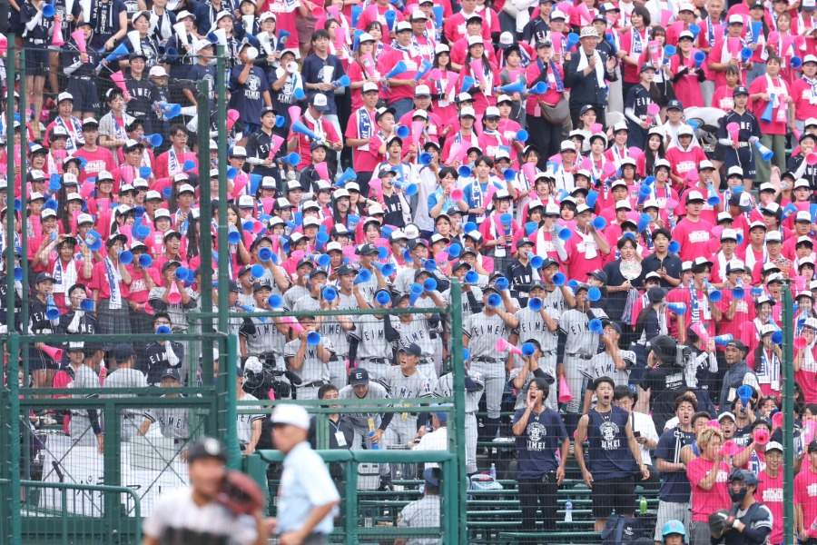 声援を送った叡明のアルプススタンド【写真：加治屋友輝】