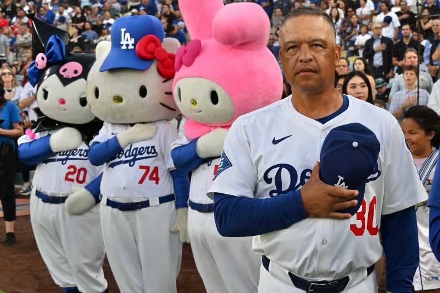 国歌斉唱をするドジャースのデーブ・ロバーツ監督(右)とハローキティたち【写真提供:ジョン・スーフー/ドジャース】