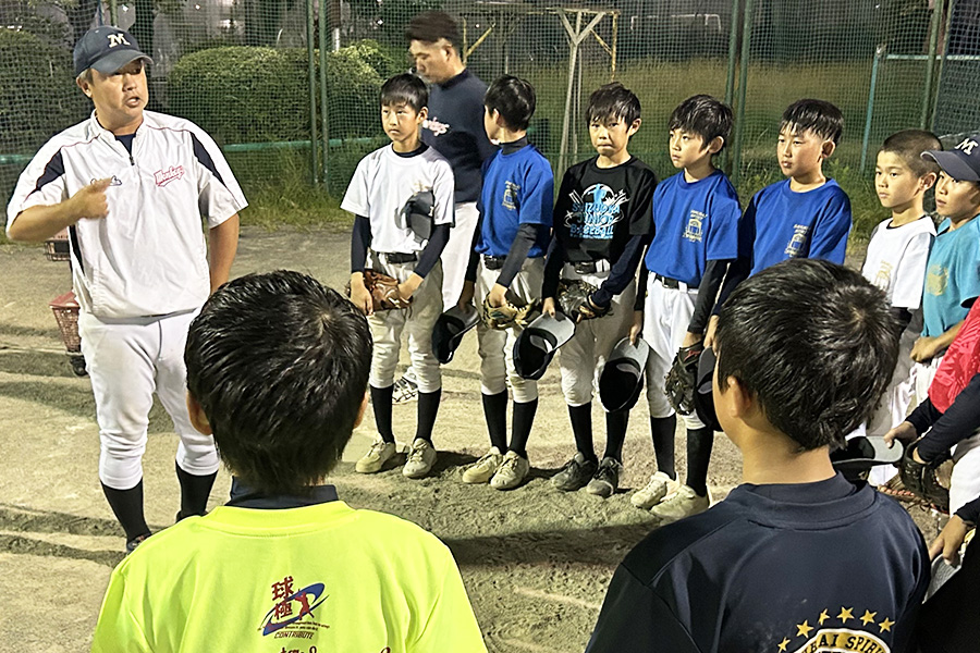 選手を指導する清水リトルモンキーズ・杉山雄介監督【写真：間淳】