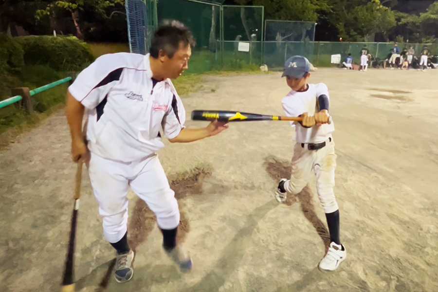 構え方とタイミングの取り方を重要視しナインに指導する【写真：間淳】