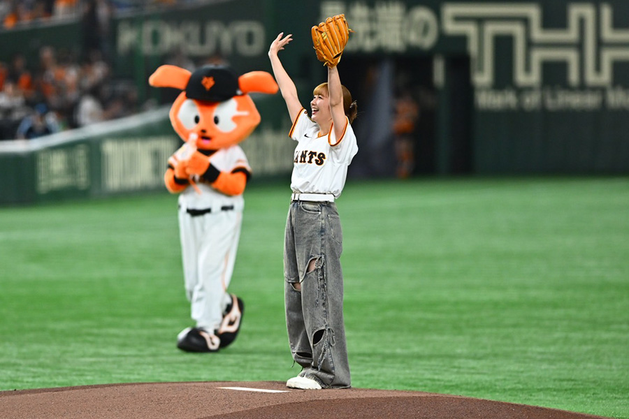 始球式に登場した「ももいろクローバーZ」の佐々木彩夏さん【写真：古川剛伊】