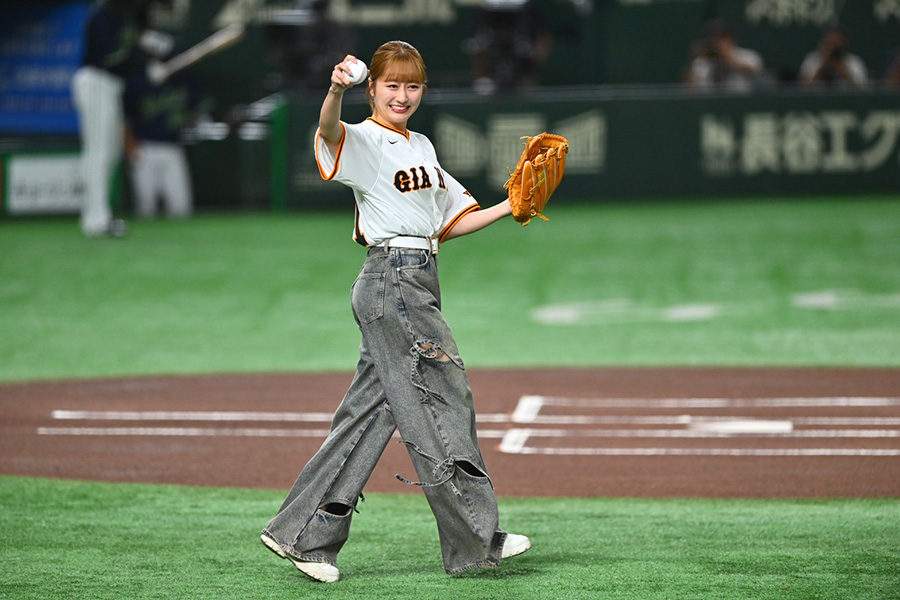 始球式に登場した「ももいろクローバーZ」の佐々木彩夏さん【写真：古川剛伊】