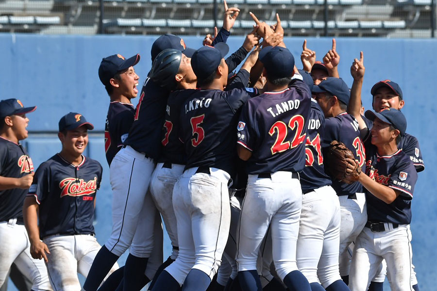 優勝を決めマウンドに集まる東海中央ボーイズ【写真提供：フォトクリエイト】