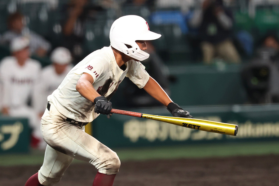 先制打を放った旭川志峯・石田健心【写真：加治屋友輝】