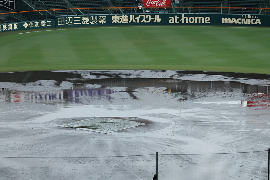雨で水浸しとなっている甲子園球場【写真：加治屋友輝】