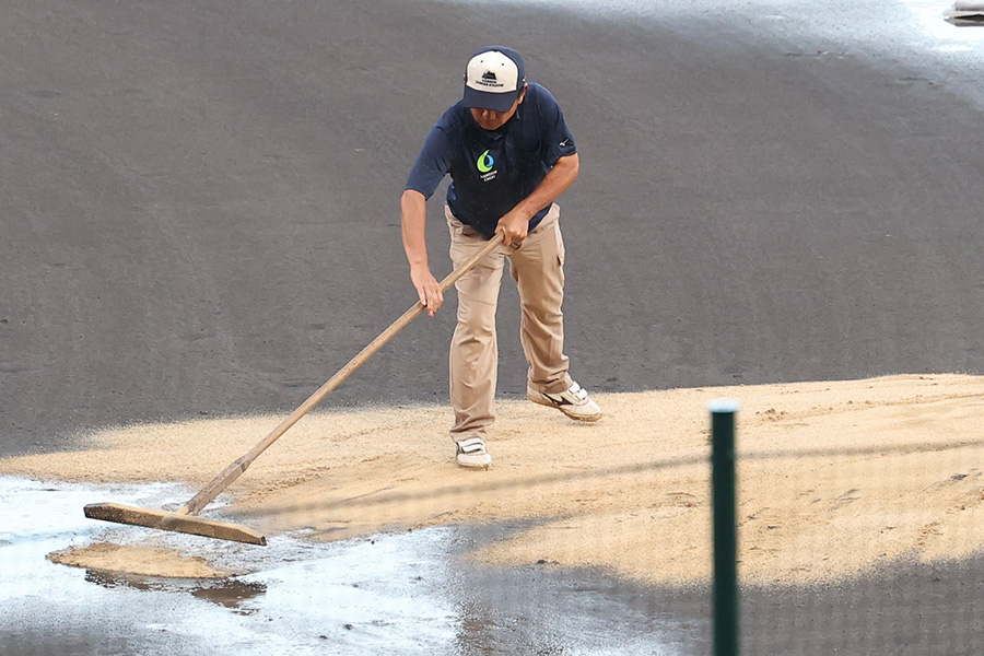 グラウンド整備に取り掛かる阪神園芸スタッフ【写真：加治屋友輝】