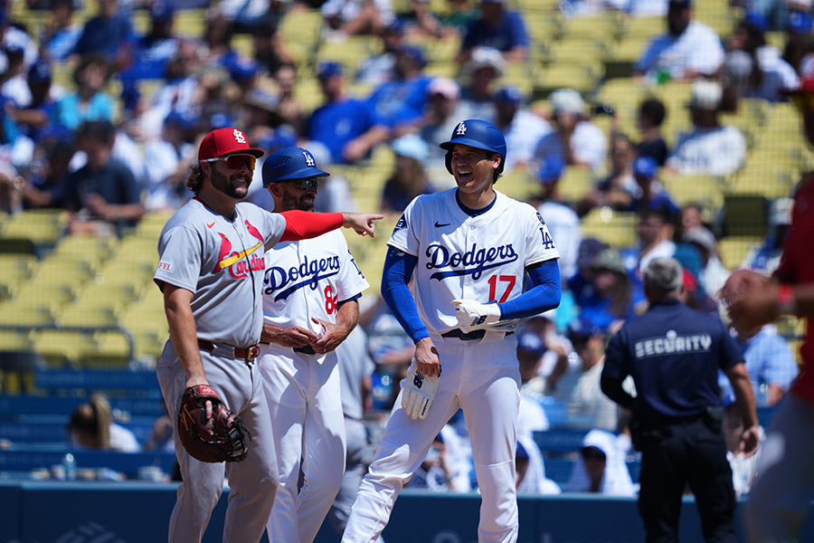 カージナルスのアレク・バールソンと談笑するドジャース・大谷翔平【写真：イワモトアキト】