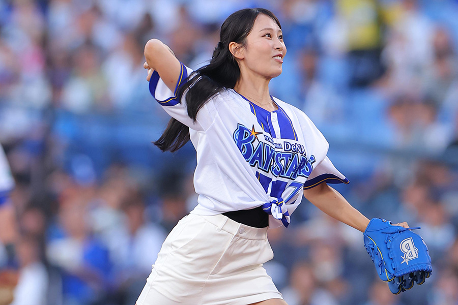 始球式に登場したプロゴルファーの鈴木愛佳子さん【写真提供：産経新聞社】