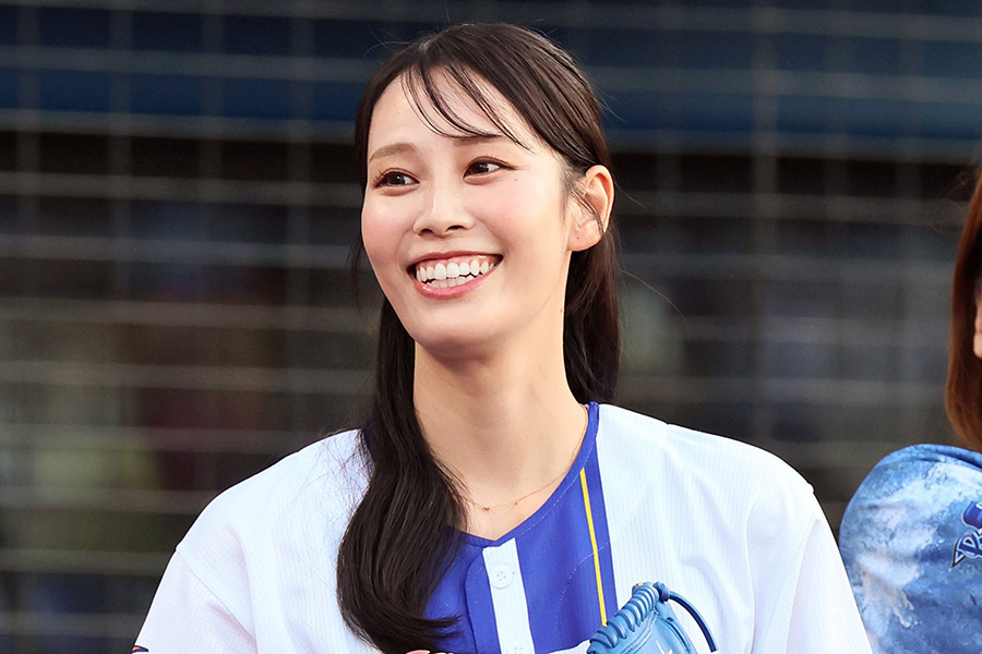 始球式に登場したプロゴルファーの鈴木愛佳子さん【写真提供：産経新聞社】