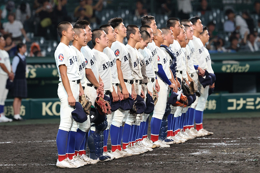 試合に勝利し校歌を歌う綾羽ナイン【写真：加治屋友輝】