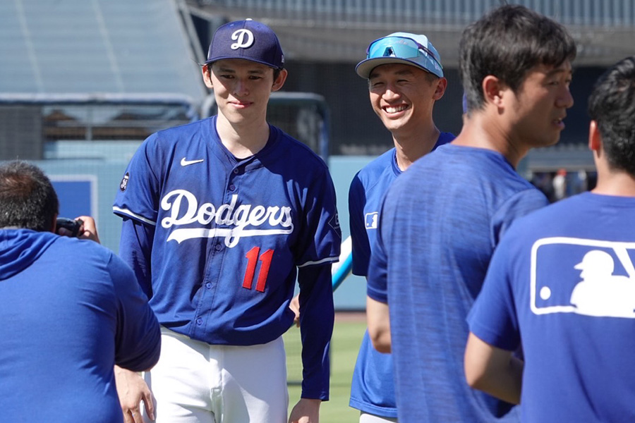 試合前に再会したドジャース・佐々木朗希（左）とBジェイズの加藤豪将氏【写真：真柴健】