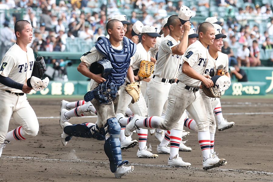 済美に勝利した東洋大姫路ナイン【写真：加治屋友輝】