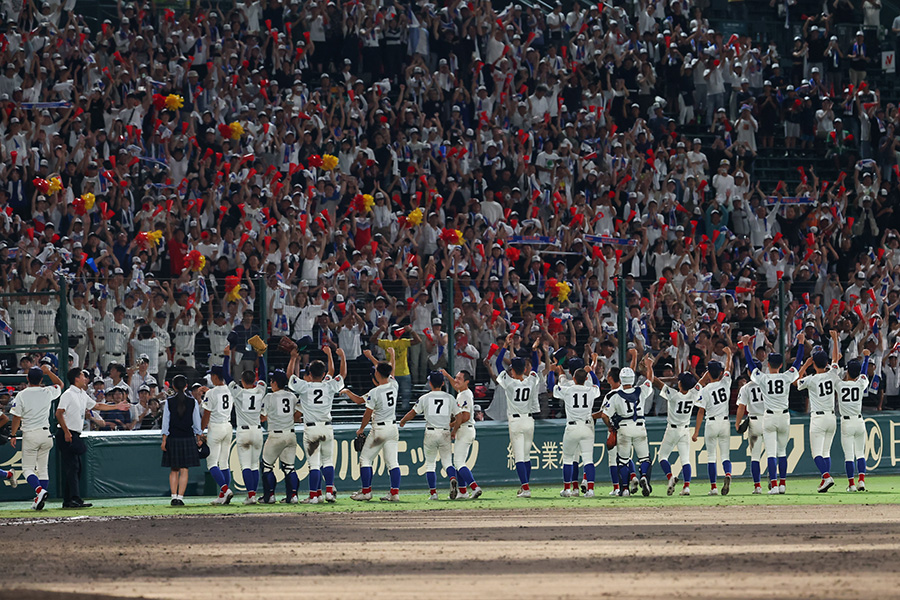 高知中央に勝利し、アルプスの声援に応える綾羽ナイン【写真：加治屋友輝】