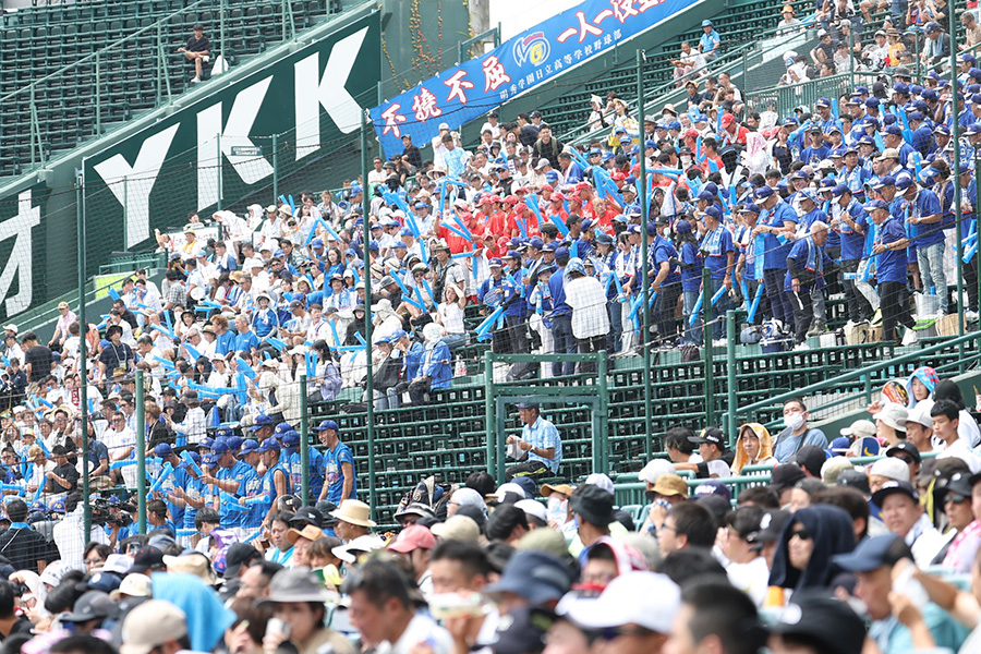 応援団の到着が遅れ空席が目立つ明秀日立のアルプス席【写真：加治屋友輝】