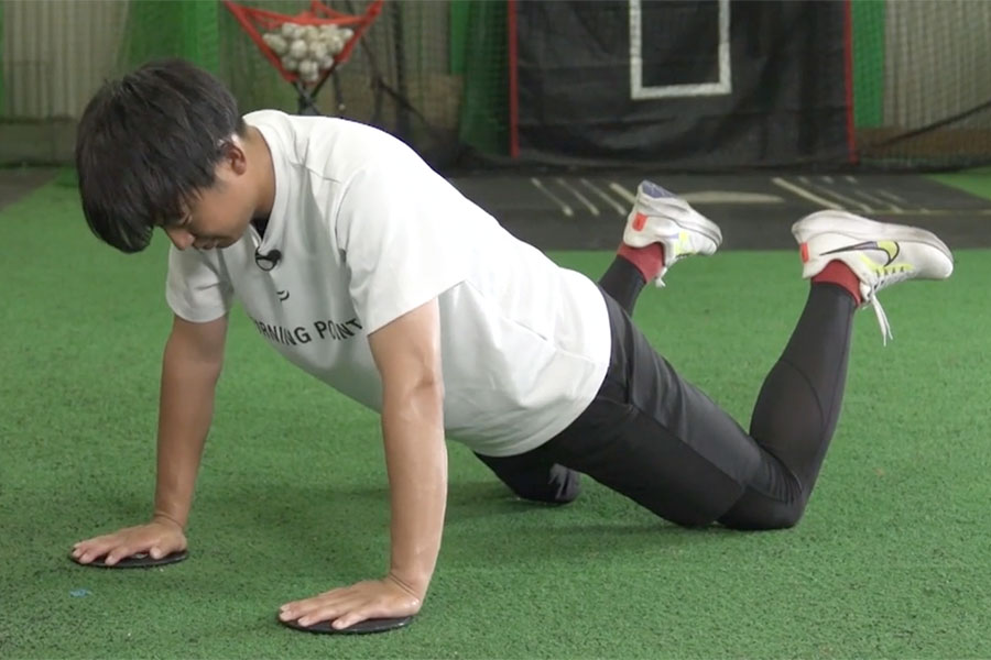 柔軟性も身に付く「捻り腕立て」とは【写真：編集部】