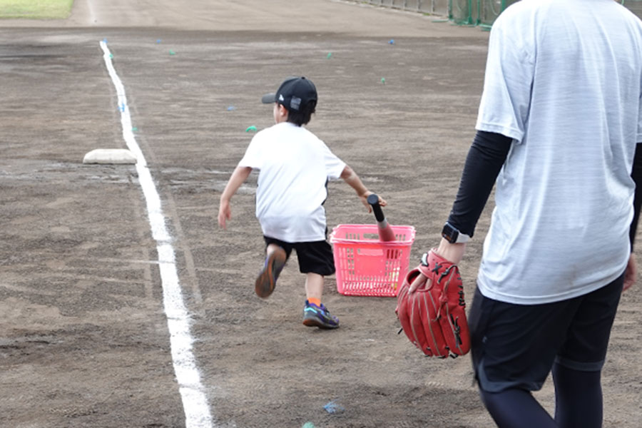 打った後静かにバットを置く選手たち【写真：編集部】