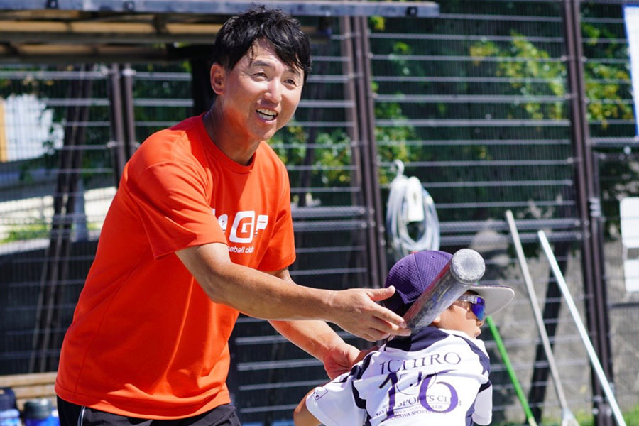 子どもたちを指導する多賀少年野球クラブ・辻正人監督【写真：宮脇広久】