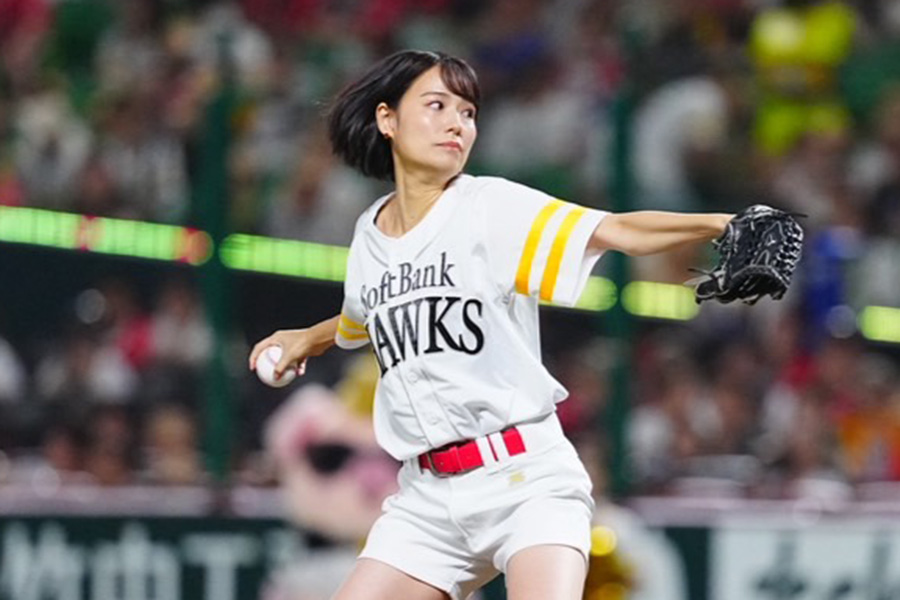 始球式に登場したタレントの新谷あやかさん【写真：荒川祐史】