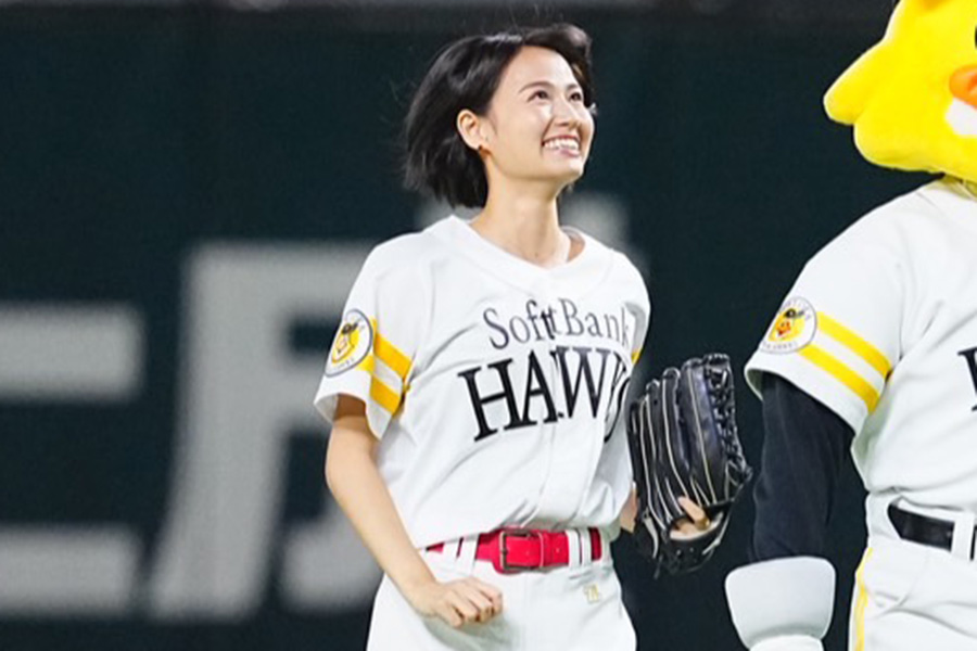 始球式に登場したタレントの新谷あやかさん【写真：荒川祐史】