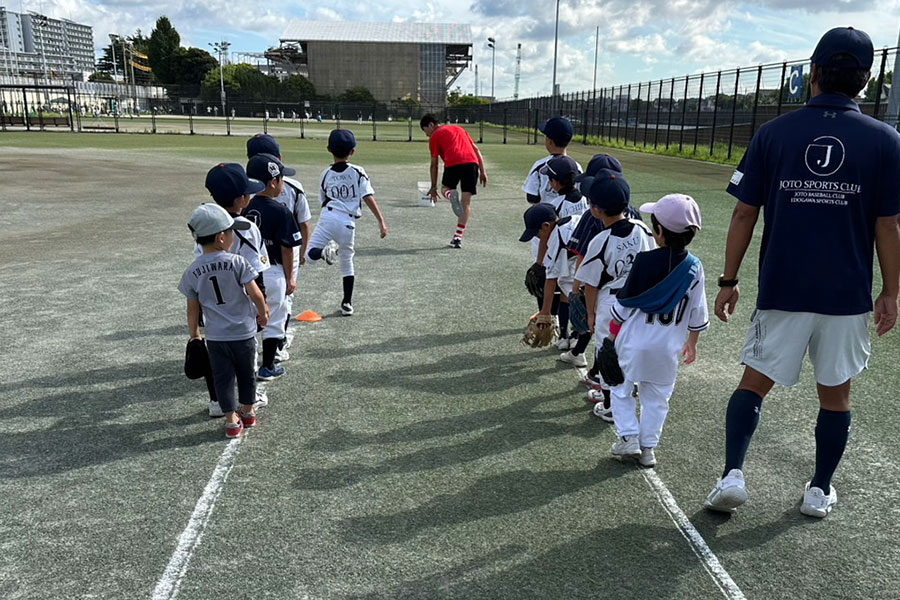 白線に並ぶ子どもたち【写真：宮脇広久】