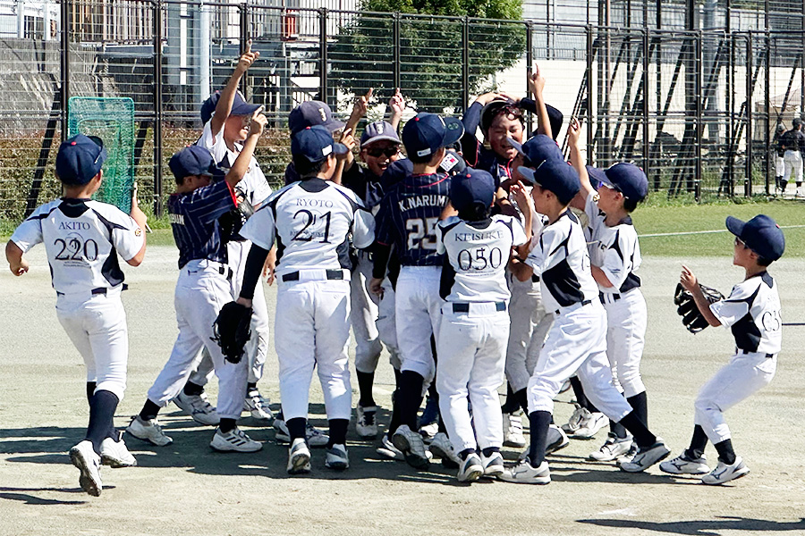 優勝の予行練習をする城東ベースボールクラブナイン【写真：宮脇広久】