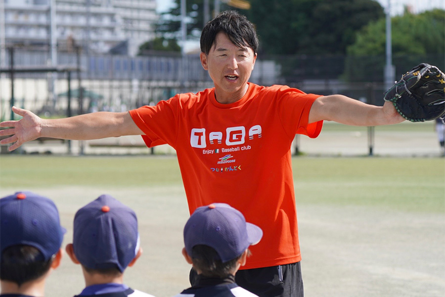 多賀少年野球クラブの辻正人監督【写真：宮脇広久】