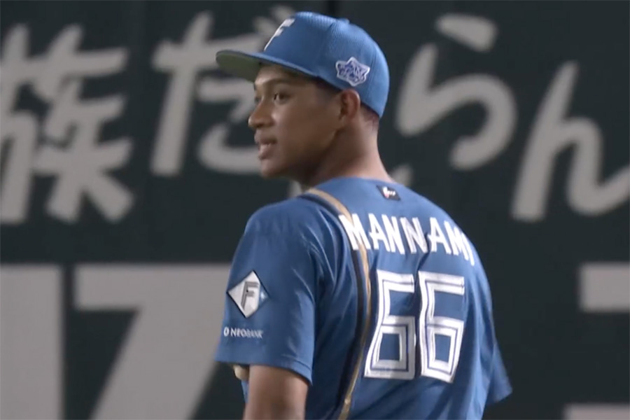 強肩を披露した日本ハム・万波中正【画像：パーソル パ・リーグTV】