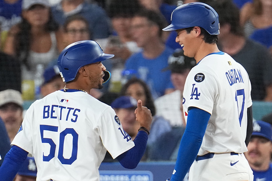 談笑するドジャースのムーキー・ベッツ（左）と大谷翔平【写真：イワモトアキト】