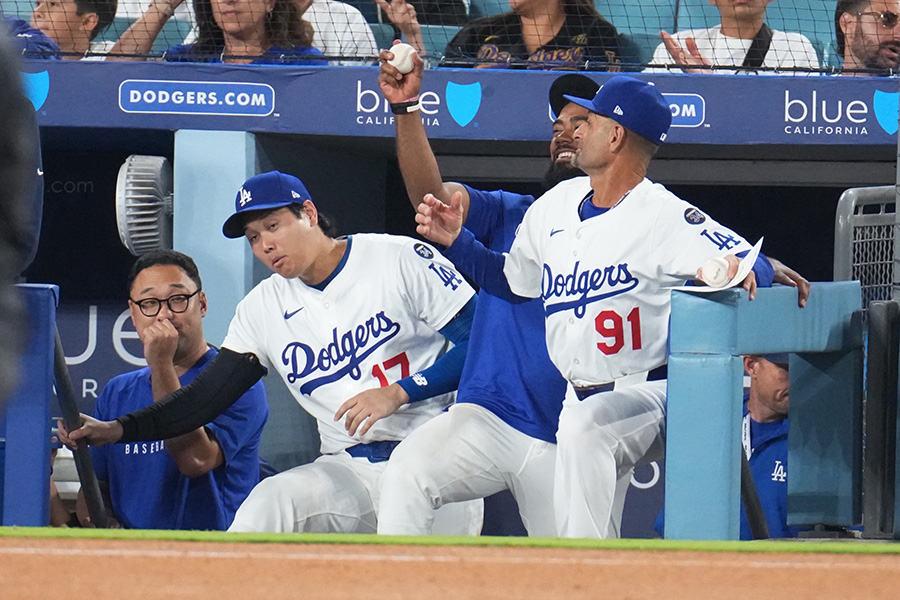 ファウルボールをキャッチするテオスカー・ヘルナンデス【写真：イワモトアキト】