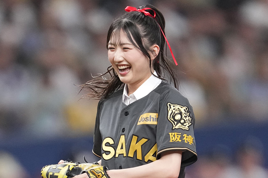 始球式に登場したNMB48の塩月希依音さん【写真提供：産経新聞社】