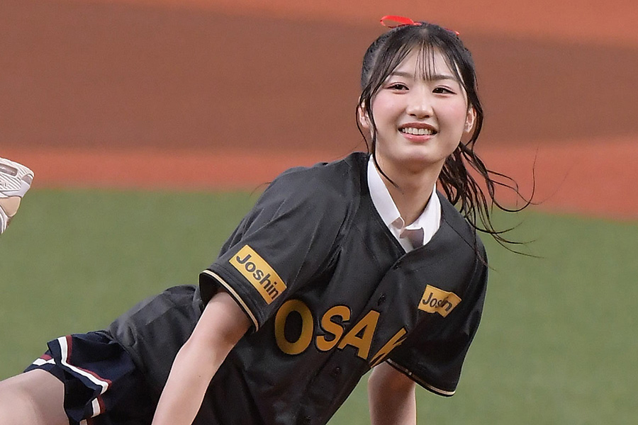 始球式に登場したNMB48の塩月希依音さん【写真提供：産経新聞社】