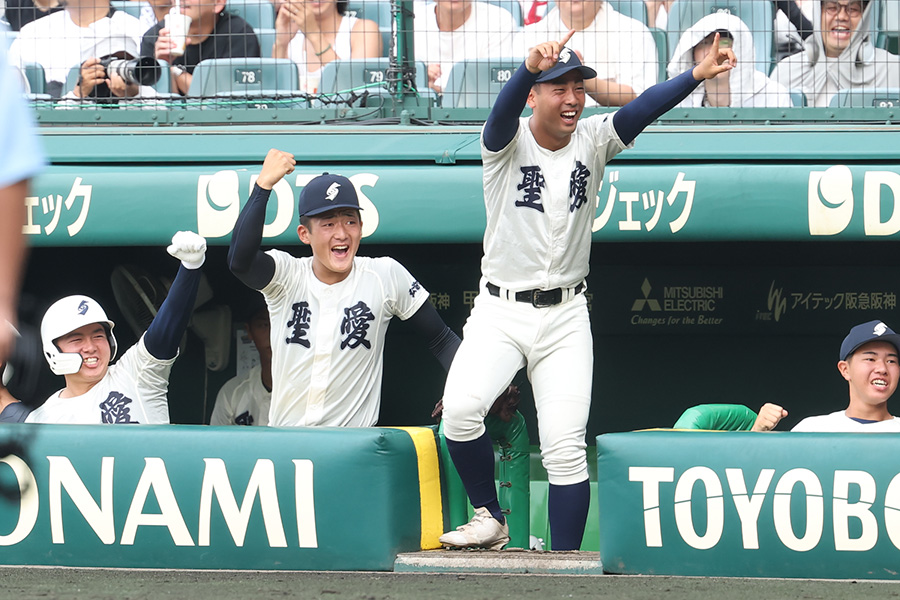 ベンチで盛り上がる弘前学院聖愛ナイン【写真：加治屋友輝】