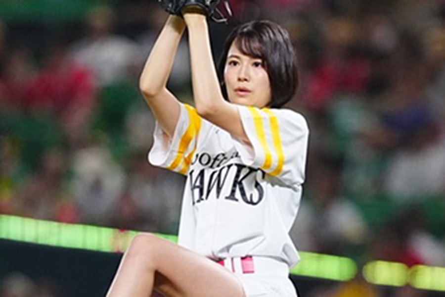 始球式に登場したタレントの新谷あやかさん【写真：荒川祐史】