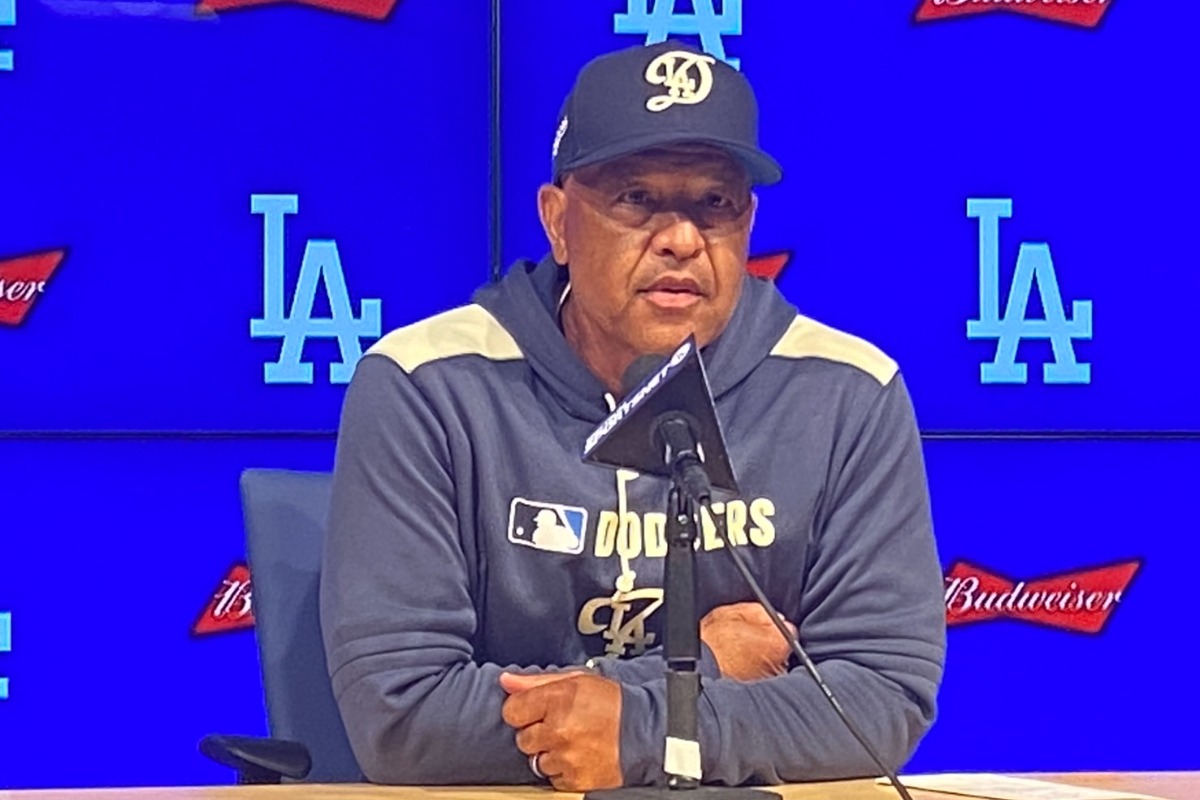 試合後、取材に応じるドジャースのデーブ・ロバーツ監督【写真：真柴健】