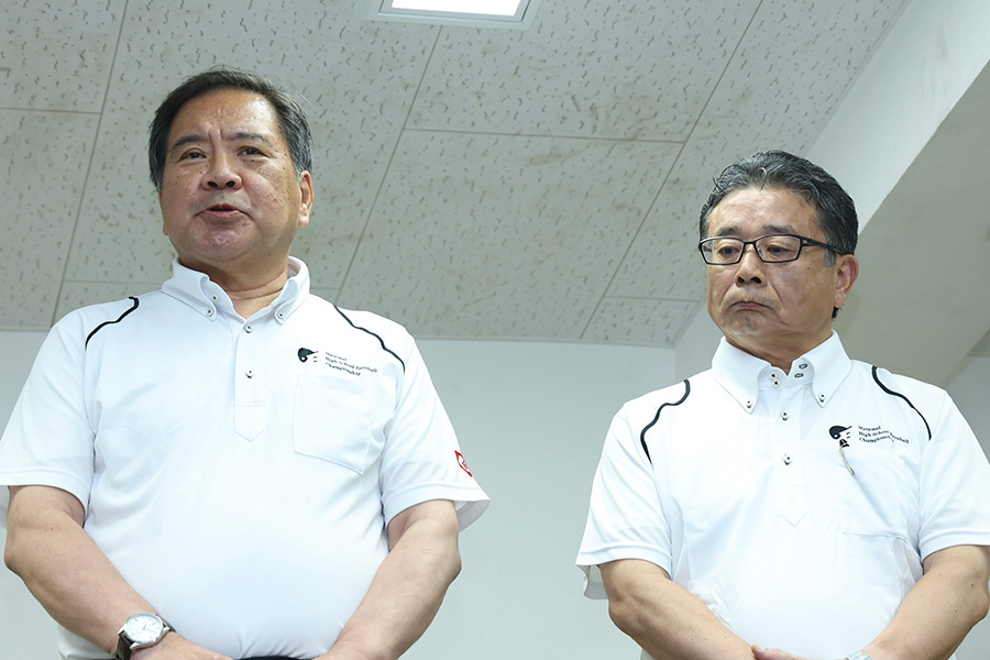 記者会見で説明をする寶馨副会長（左）と角田克会長【写真：加治屋友輝】