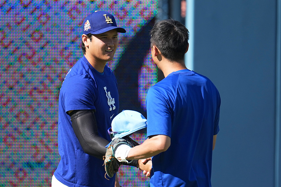 Bジェイズの加藤豪将氏（右）と握手するドジャース・大谷翔平【写真：イワモトアキト】