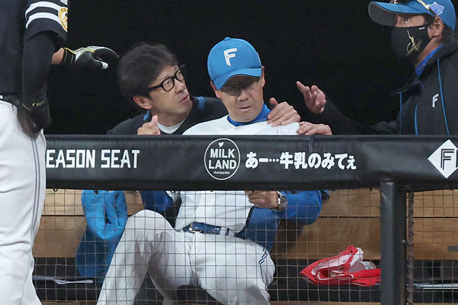 折れたバットが頭部に当たった日本ハム・八木裕打撃コーチ【写真提供：産経新聞社】